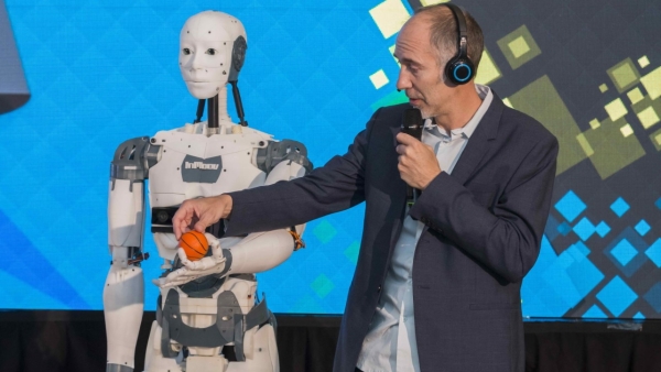 Robotul umanoid InMoov se intalneste cu vizitatorii Bucharest Technology Week