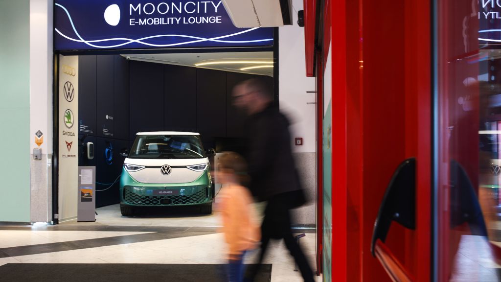 Porsche Romania deschide primul showroom din Romania dedicat exclusiv mobilitatii electrice, in Baneasa Shopping City