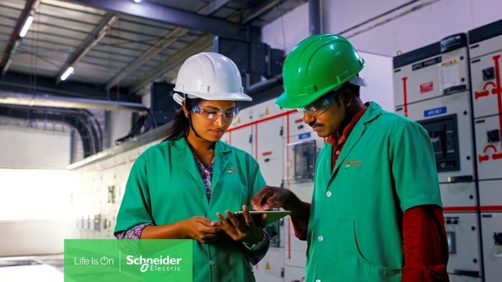 Digitalizarea creeaza noi locuri de munca in industrie, arata noul raport Schneider Electric